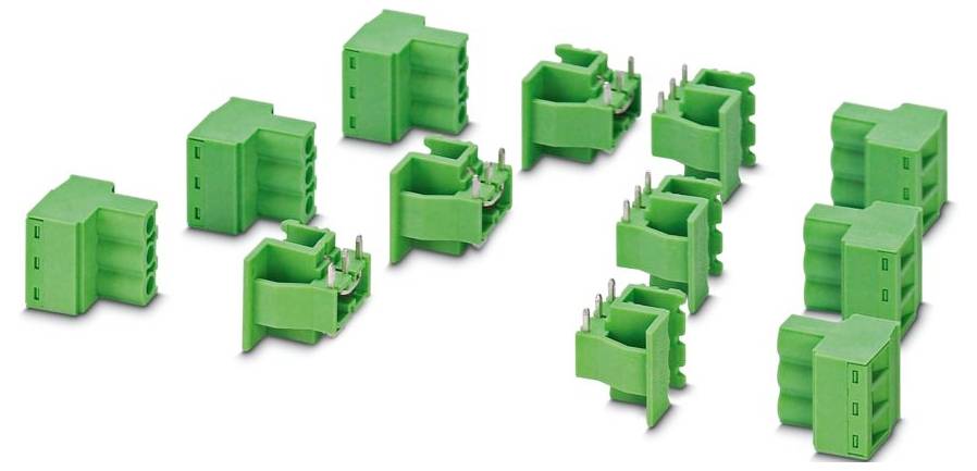 Grüne Klemmleisten in Reihen angeordnet, mit verschiedenen Konfigurationen von Steckverbindern und Pin-Layouts, die für elektrische Verbindungen verwendet werden.