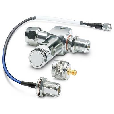 Verschiedene Koaxialkabelstecker und Adapter auf weißem Hintergrund, einschließlich gerader und rechtwinkliger Typen mit metallischen Oberflächen.
