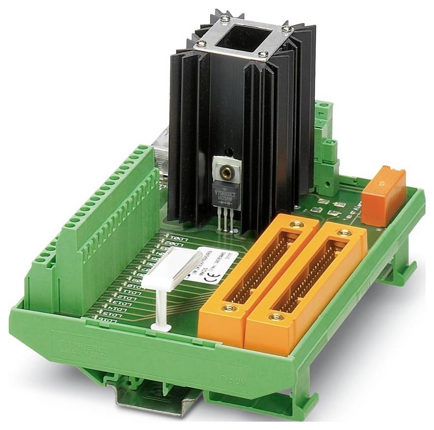 Eine Nahaufnahme einer grünen elektronischen Leiterplatte mit verschiedenen Komponenten, darunter Anschlüsse, ein Kühlkörper und sichtbare Schaltungspfade.