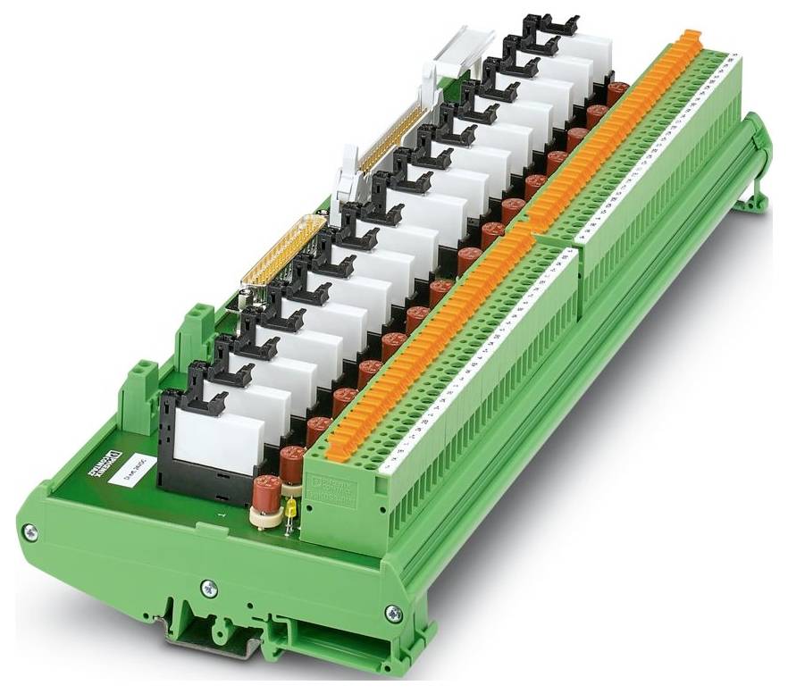 Eine grüne elektronische Relaisplatine mit mehreren weißen und schwarzen Schaltern und orangefarbenen und grünen Anschlüssen, die für industrielle Anwendungen verwendet wird.