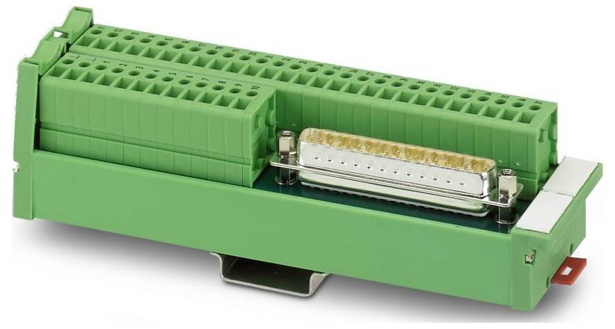 'Ein grüner Anschlussblock mit mehreren Anschllusspunkten und einem metallischen Streifenverbinder, der zentral in seinem Design positioniert ist.'