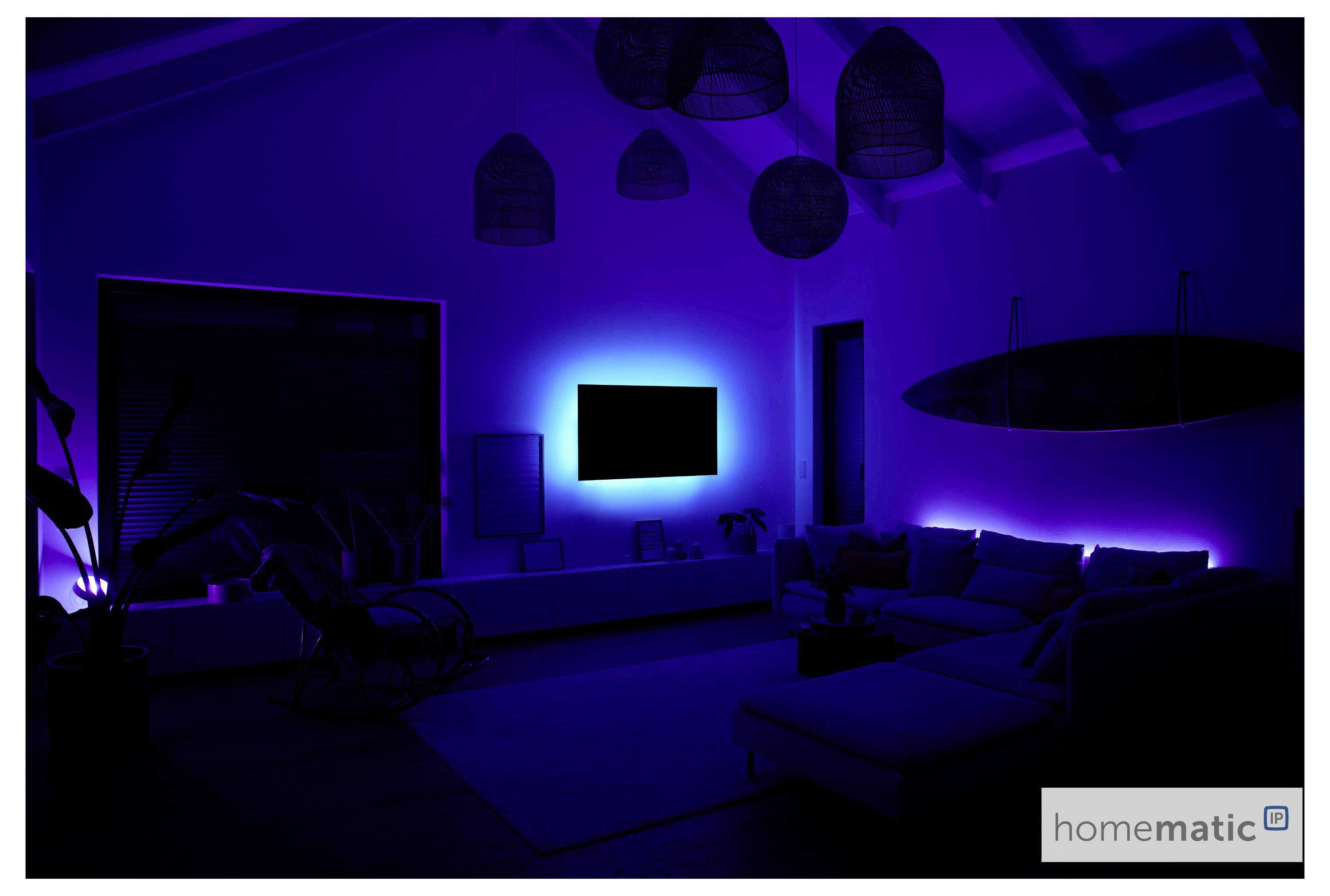 Ein düster beleuchtetes Wohnzimmer mit Neonblau- und Violetttönen, ausgestattet mit einem wandmontierten Fernseher, einem an der Wand hängenden Surfbrett und moderner Möblierung.