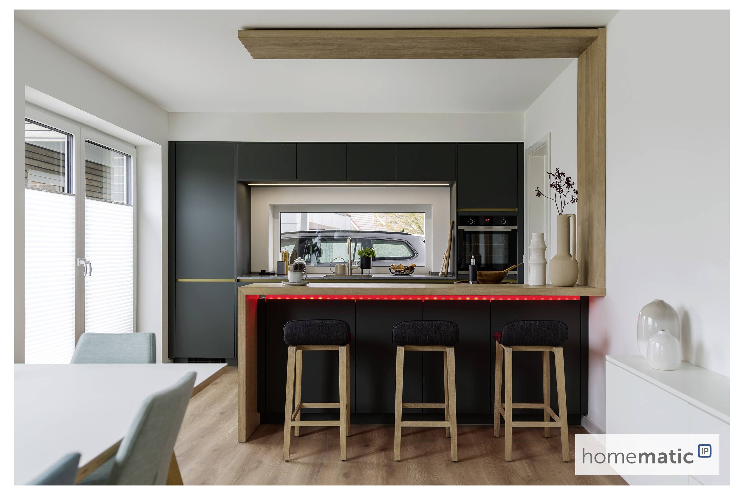 Moderne Küche mit einer dunklen Kücheninsel und Barhockern, versehen mit Holzakzenten und roter LED-Beleuchtung. Große Fenster und elegante Elektrogeräte.