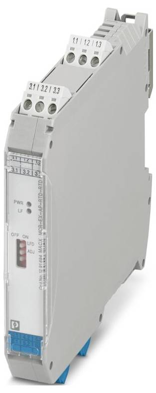 Ein metallischer zylindrischer Stecker mit mehreren roten inneren Buchsen, verwendet für industrielle oder technische Anwendungen, auf weißem Hintergrund.