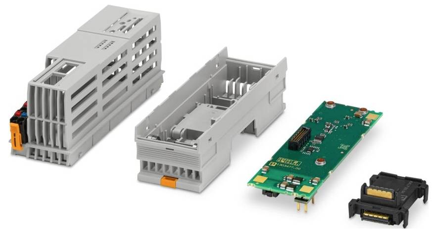 „Komponenten eines Elektronikmoduls umfassen ein Gehäuse, eine Leiterplatte und Steckverbinder, die separat auf weißem Hintergrund angeordnet und dargestellt sind."
