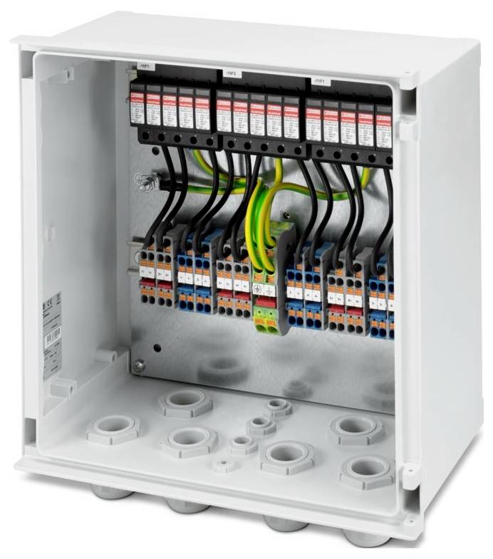Ein offenes Elektroschaltfeld mit mehreren Leistungsschaltern und organisierter Verkabelung, das das interne Layout für Wartungszwecke veranschaulicht.