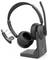 Kabelloses schwarzes Headset auf einer Ladestation, mit einem abnehmbaren Ohrstöpsel daneben und Pfeilen, die zeigen, wie es sich verbindet.