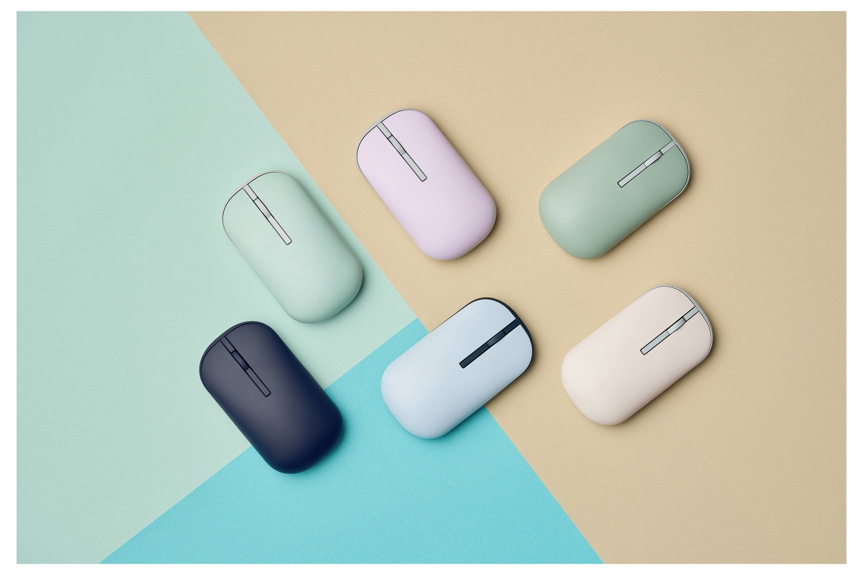 Fünf minimalistische kabellose Computer-Mäuse in Schwarz, Blau, Grün, Pink und Beige sind auf einem bunten Pastellhintergrund angeordnet.