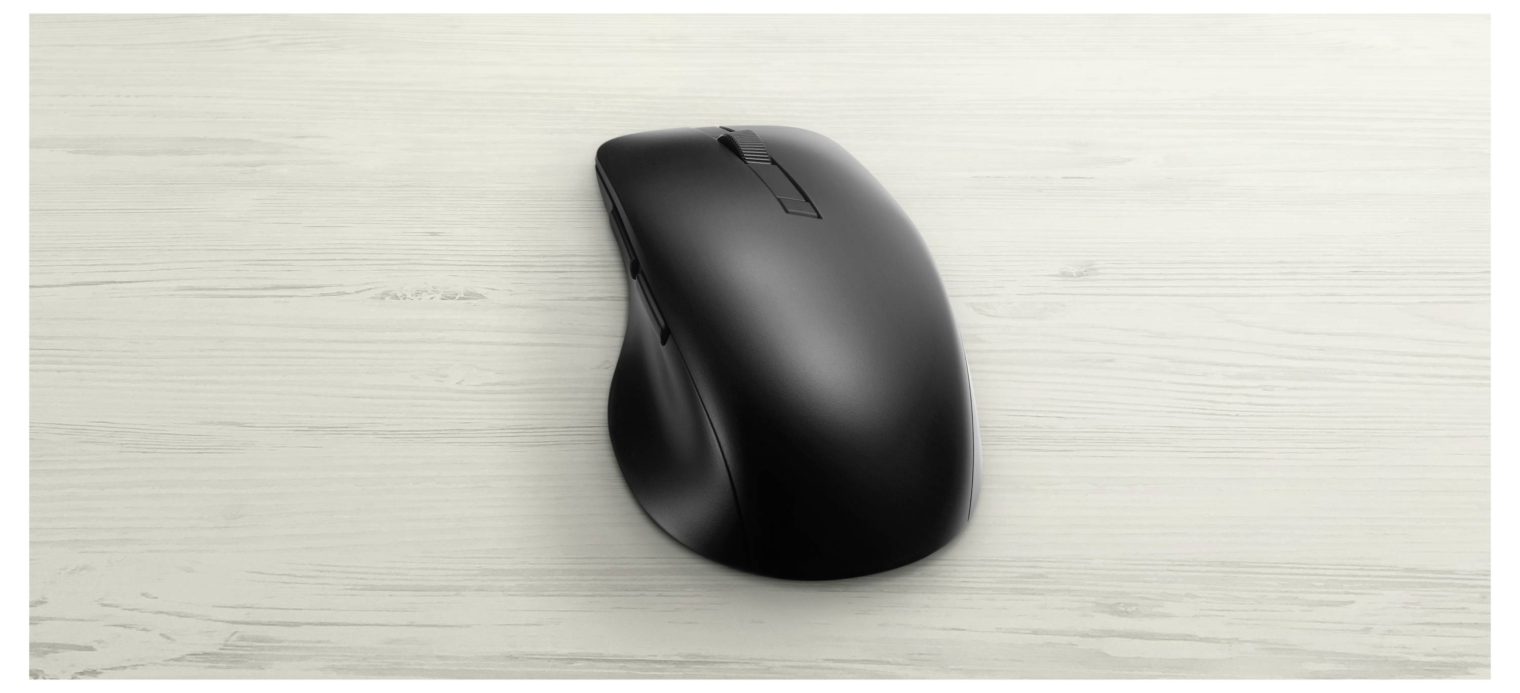 Eine schlanke, schwarze kabellose Computermaus liegt auf einer hellen Holzoberfläche und betont dabei ihr ergonomisches Design und ihre glatte Textur.