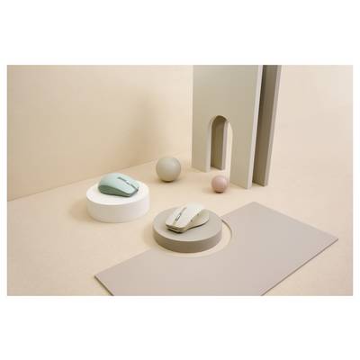 Computer-Mäuse, die auf geometrischen Sockeln präsentiert werden, mit minimalistischen, pastellfarbenen Kugeln und Strukturen, die eine künstlerische Komposition bilden.