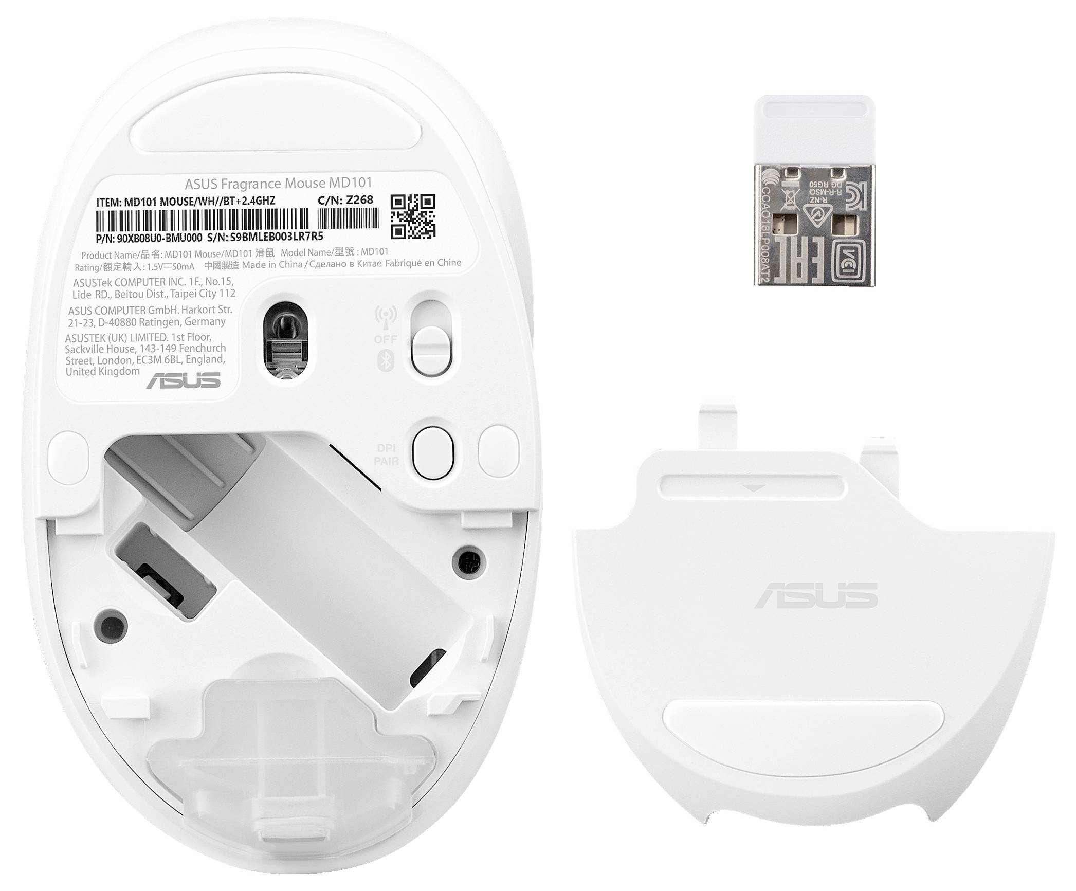 Das Bild zeigt die Unterseite einer weißen ASUS drahtlosen Maus mit einem abnehmbaren Batteriefach und einem USB-Empfänger, der daneben liegt.