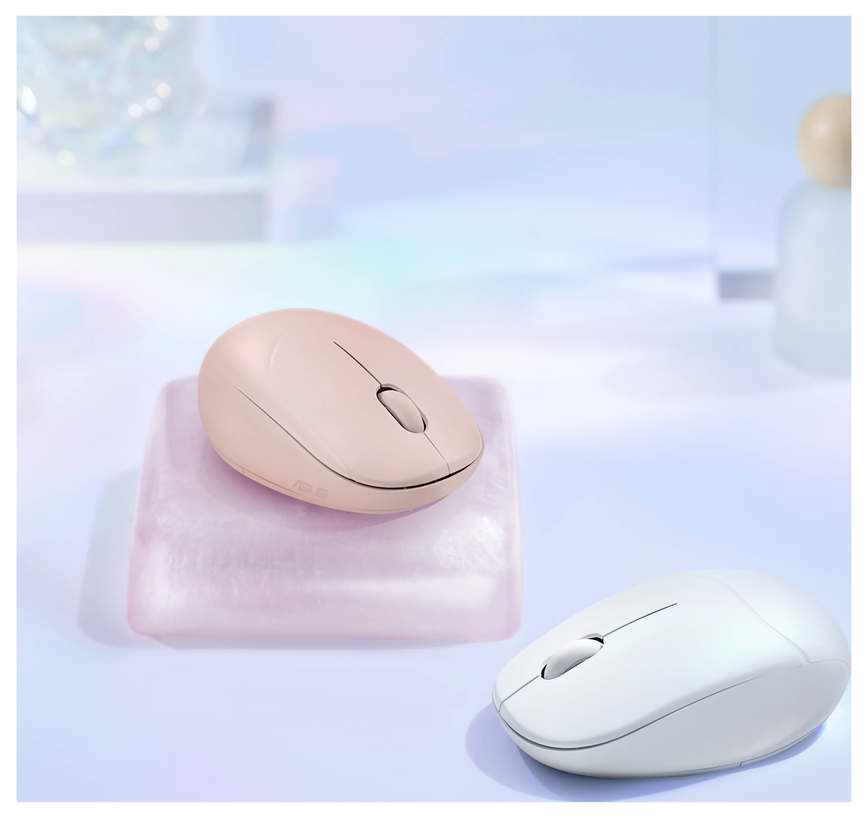 Ein Pfirsich und eine weiße drahtlose Maus vor einem weichen, pastellfarbenen Hintergrund mit subtilen Spiegelungen; die Szenerie ist minimalistisch und beruhigend.