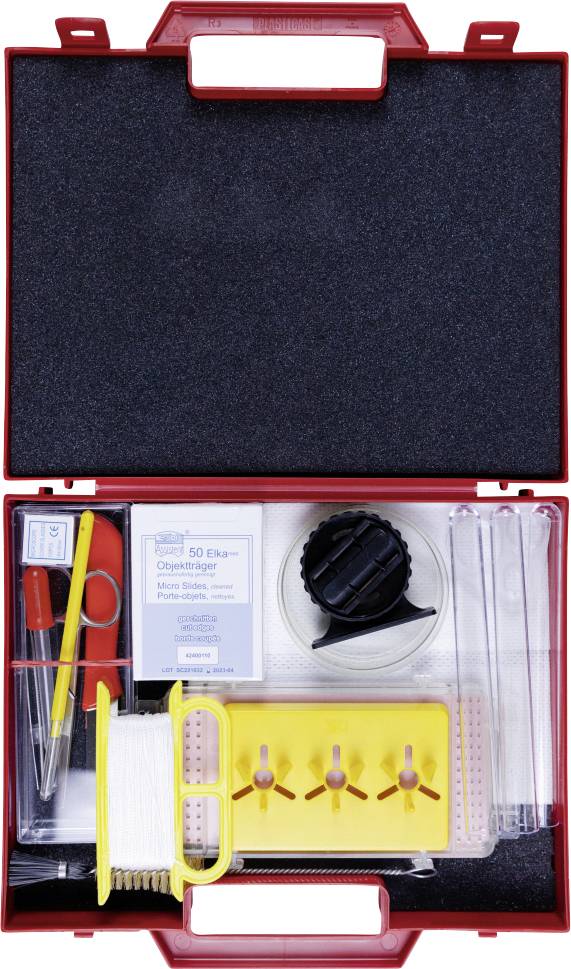 „Erste-Hilfe-Kasten" mit Schere, Verbandsmaterial, Desinfektionsmittel, Klebeband, Wattestäbchen und anderen Notfallversorgungsmitteln in einem roten Transportbehälter.