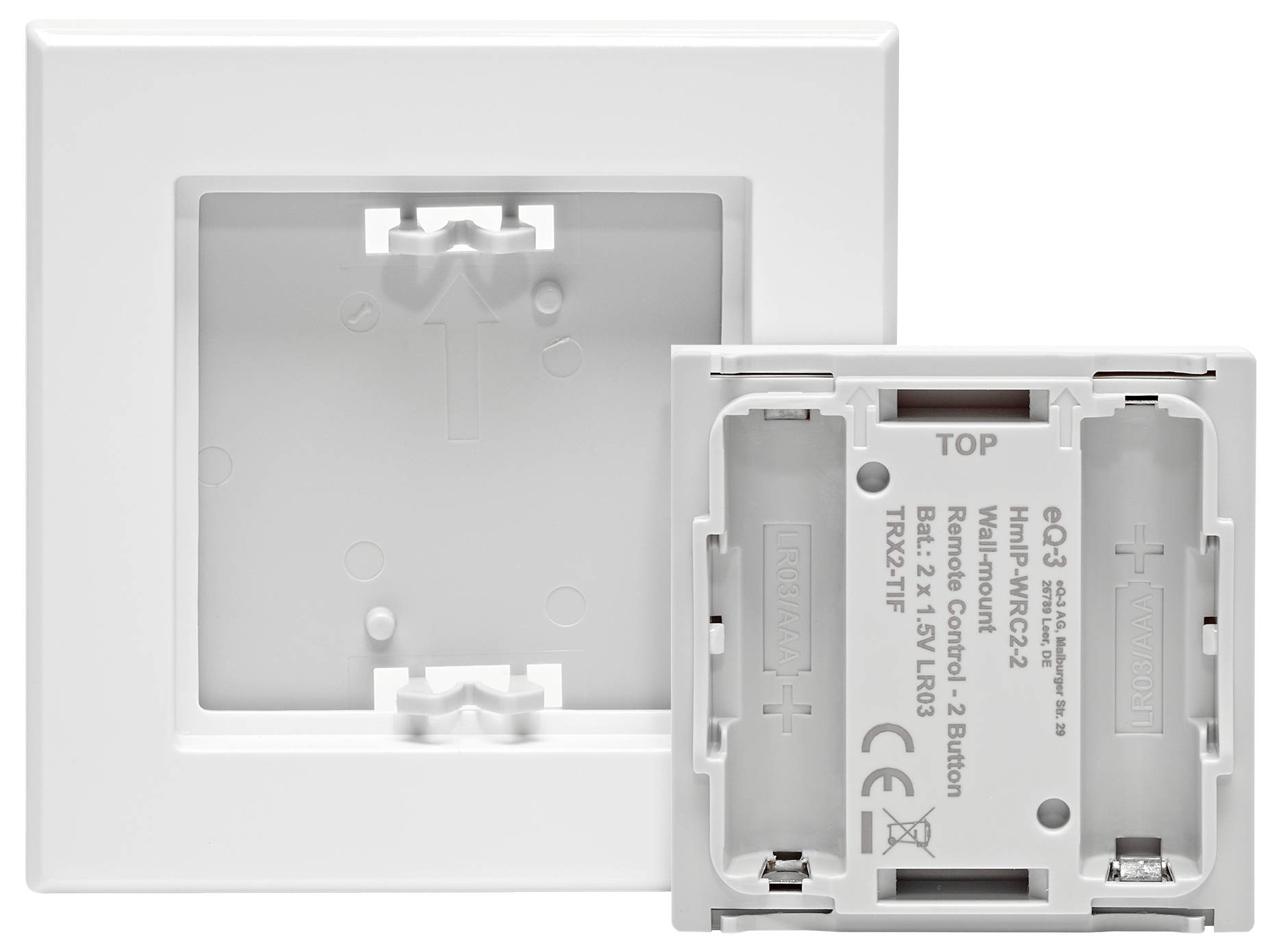 Zwei Teile eines Wandschalters, einschließlich eines quadratischen Rahmens und eines abnehmbaren Rückenpanels mit Batteriefächern und Modellinformationen.