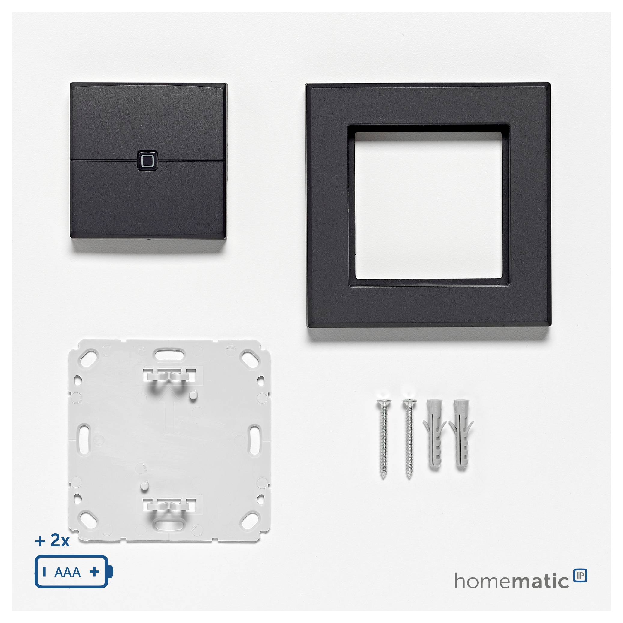 Ein Set von schwarzen intelligenten Lichtschalter-Komponenten, bestehend aus Abdeckplatte, Rahmen, Montageplatte, Schrauben und zwei AA-Batterien. Beschriftet mit Homematic.