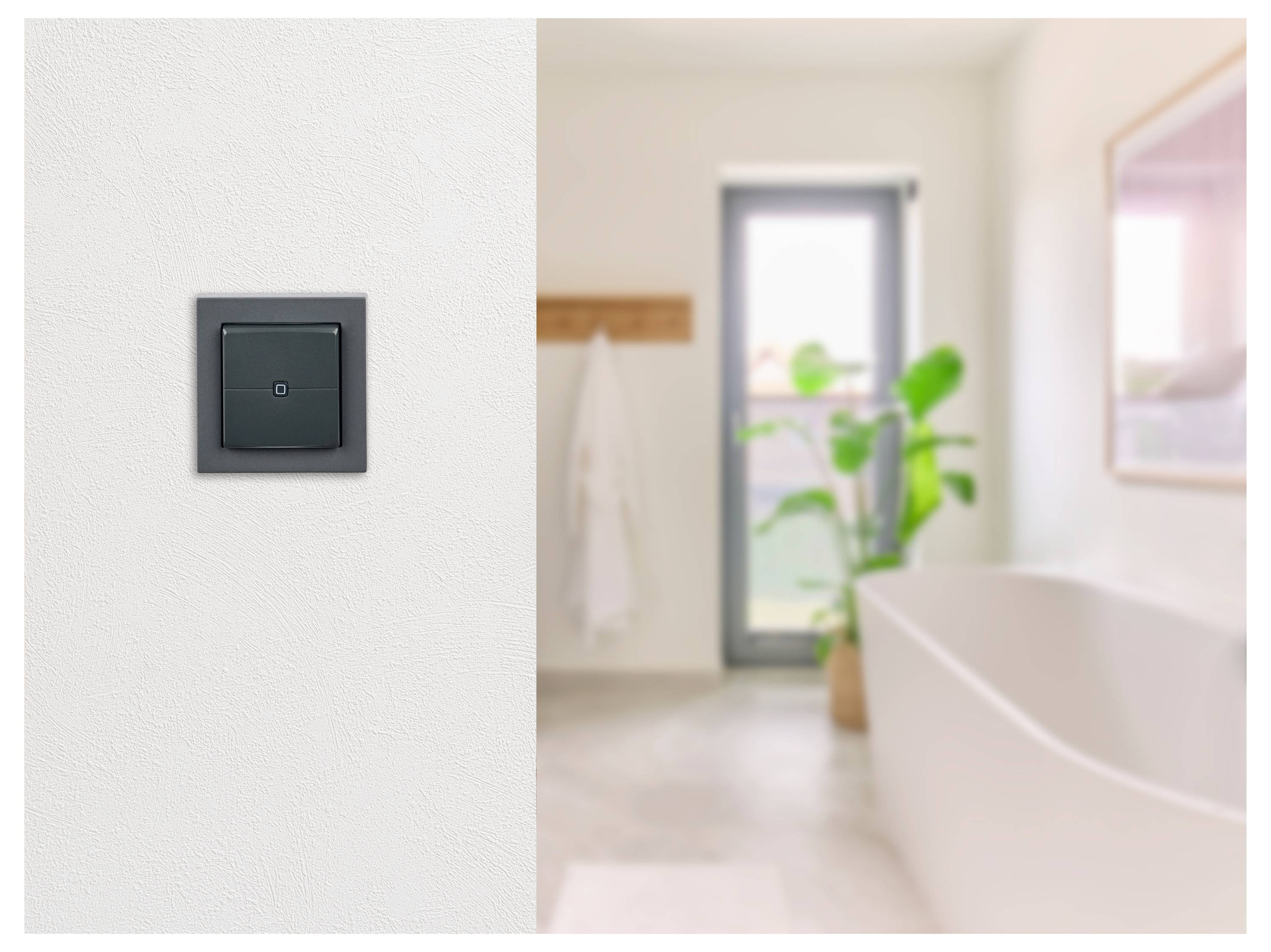 'Modernes Badezimmer mit weißen Wänden, einer Badewanne und einer Topfpflanze neben einem großen Fenster; ein schwarzer Lichtschalter befindet sich an der linken Wand.'