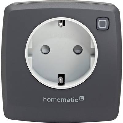 Ein quadratischer, dunkelgrauer Smart-Stecker mit einer runden Steckdose in der Mitte. Er verfügt über einen Knopf oben rechts und den Schriftzug 'homematic IP' unterhalb der Steckdose.