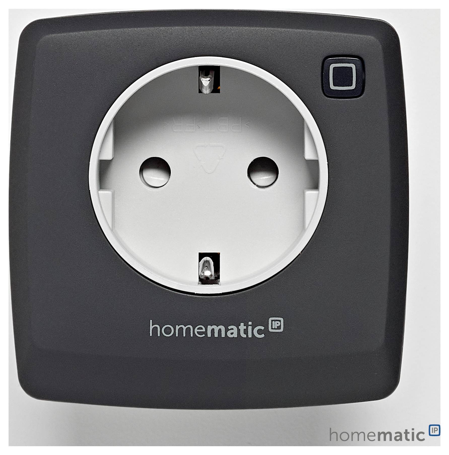 Ein Homematic IP Smartstecker mit weißer Steckdose und schwarzem quadratischem Design.