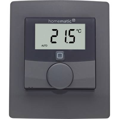 Ein an der Wand montiertes intelligentes Thermostat, das '21,5°C AUTO' anzeigt. Es verfügt über einen digitalen Bildschirm und einen Drehregler darunter, auf einer grauen Platte.