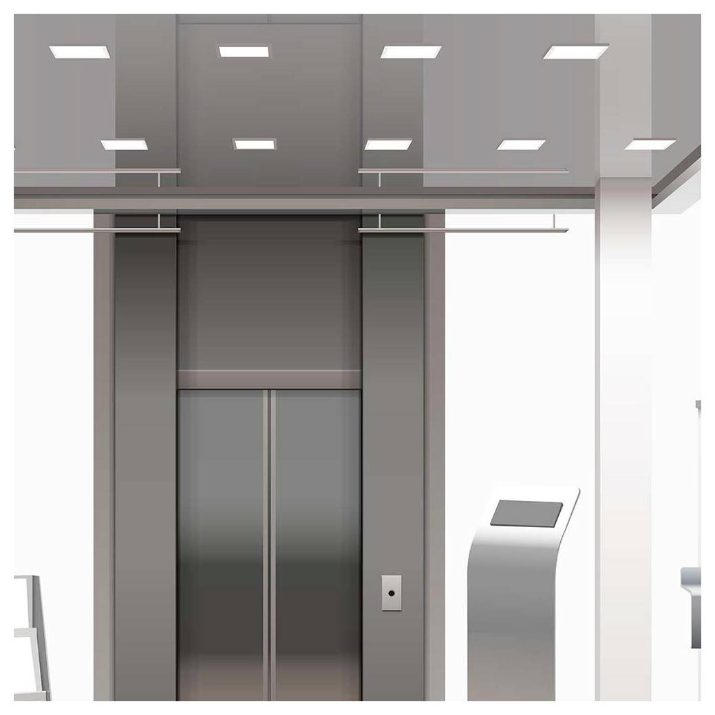Aufzug mit geschlossenen Türen in einem modernen Gebäude, umgeben von reflektierenden Metallpaneelen und beleuchtet von Deckenleuchten, neben einem Kiosk.