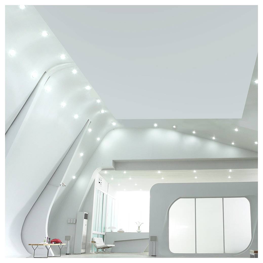 Futuristischer weißer Raum mit geschwungenen Wänden, leuchtenden Deckenlampen und moderner Möblierung. Heller, minimalistischer Raum mit wenigen Gegenständen.