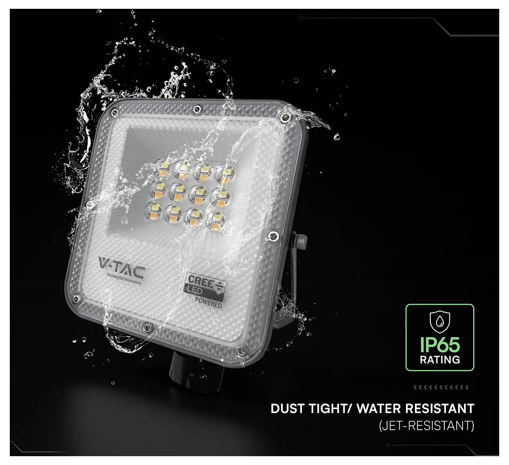 Ein LED-Strahler mit Wasserspritzern, das seine IP65-Staub- und Wasserbeständigkeit zeigt. Der Text lautet „Staubdicht/Wasserbeständig (Strahlwassergeschützt)".