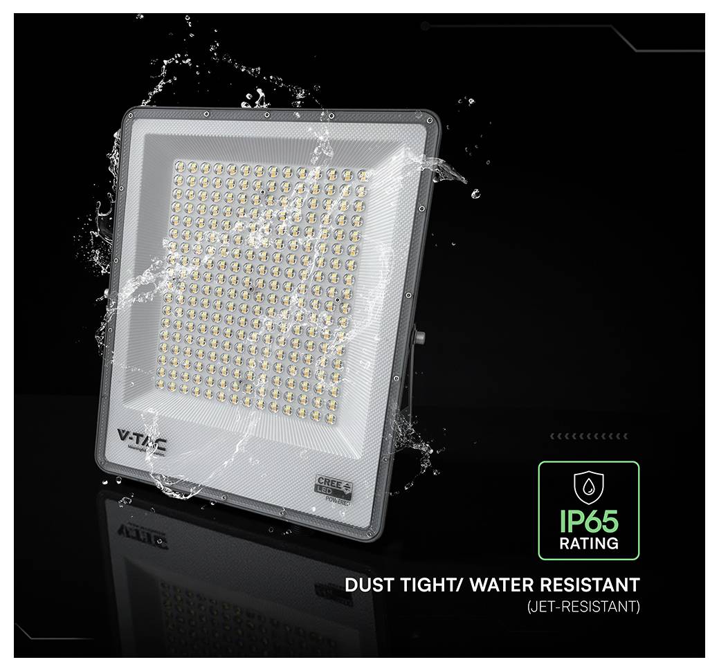 Ein quadratisches LED-Strahler mit Wasserspitzern, gekennzeichnet mit „IP65-Schutzart" und „staubdicht/wasserbeständig (strahlwassergeschützt)".