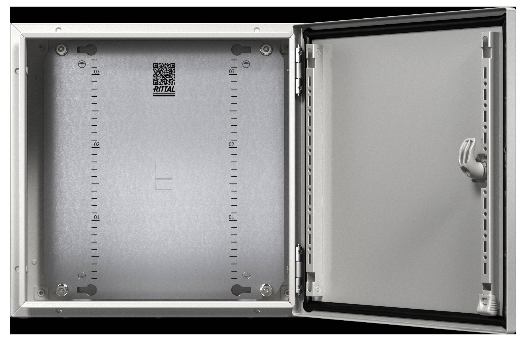 Ein offenes Metallgehäuse mit Befestigungsbügeln und einer Tür mit Griff, versehen mit einem QR-Code und dem 'Rittal' Logo.