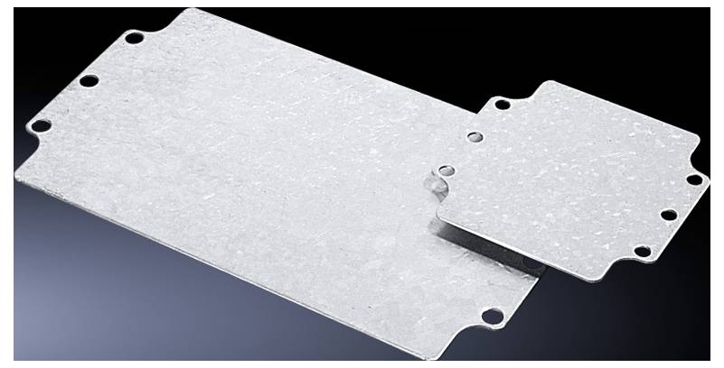 Aluminium-Montageplatten mit mehreren Löchern, geeignet für elektronische Projekte oder DIY-Aufgaben, präsentiert auf einem dunklen Verlaufshintergrund.