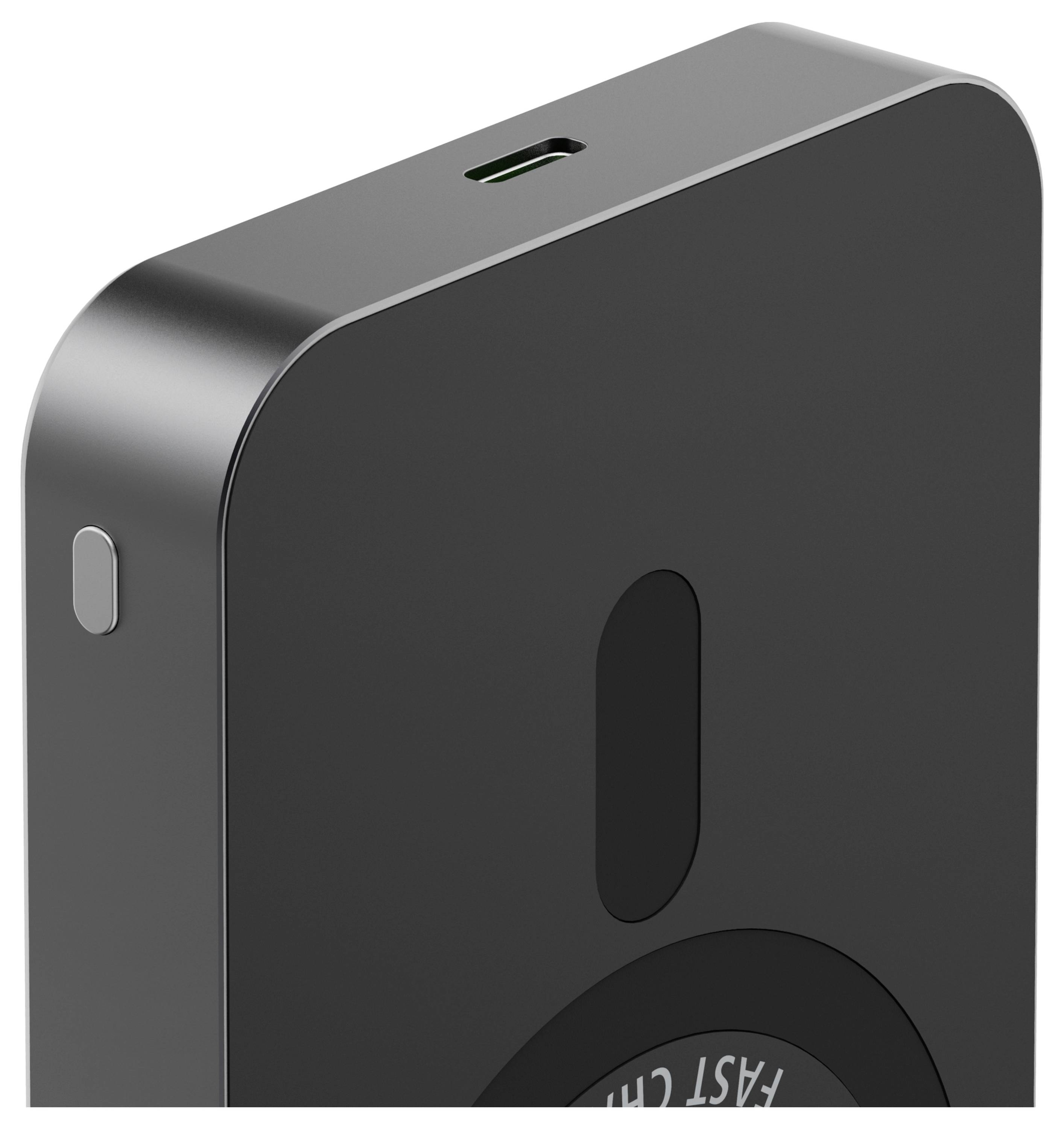 Eine Nahaufnahme einer schwarzen Geräteecke mit einem USB-C-Ladeanschluss und der Aufschrift „Schnellladen", möglicherweise ein drahtloser Ladegerät oder eine Powerbank.