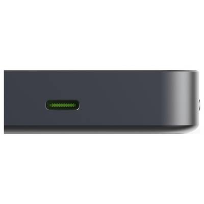 „Nahaufnahme eines dunkel gefärbten elektronischen Geräts mit einem USB-C-Anschluss an der Seite."