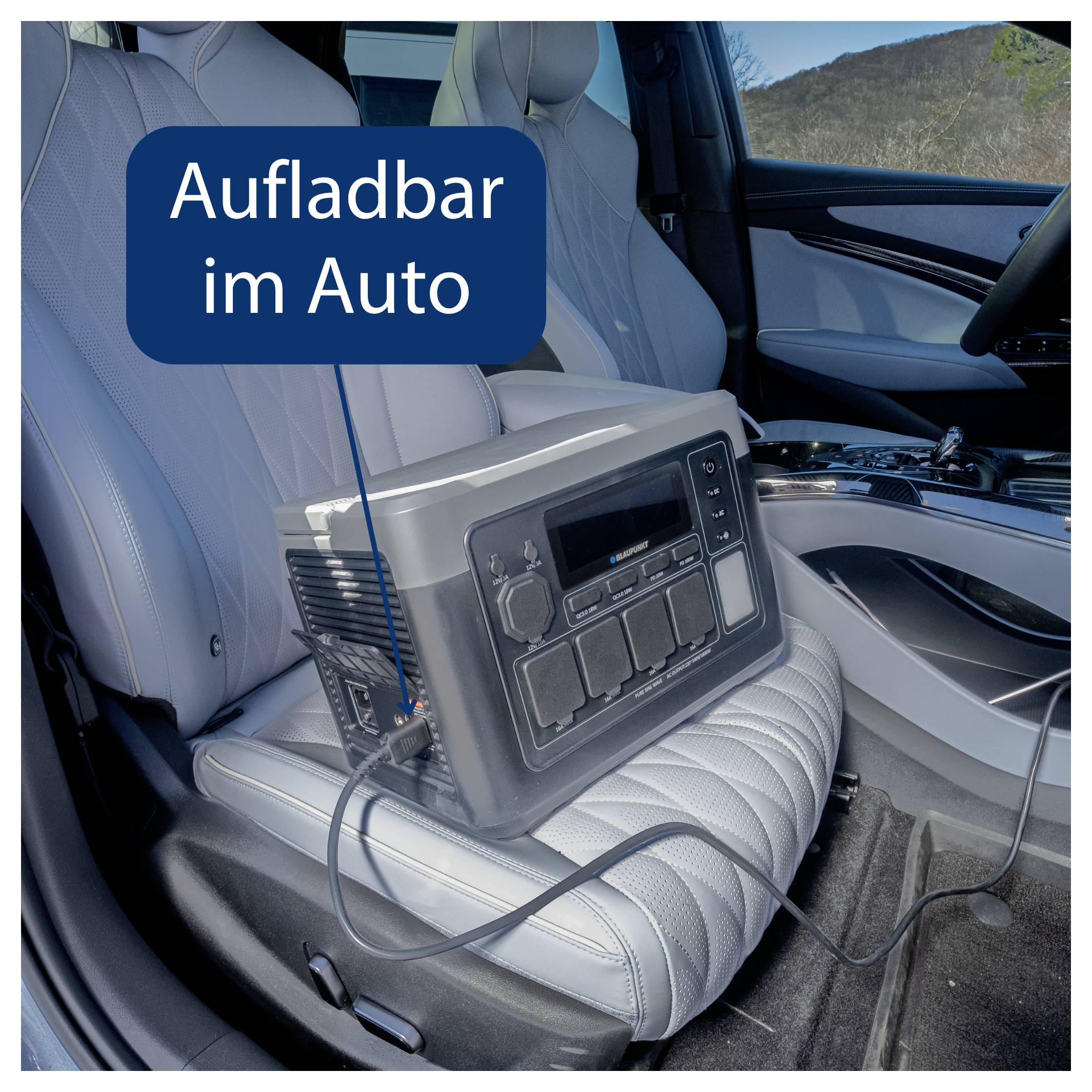 Tragbares Gerät auf dem Beifahrersitz eines Autos, per Kabel angeschlossen; Hinweistext: 'Aufladbar im Auto'.