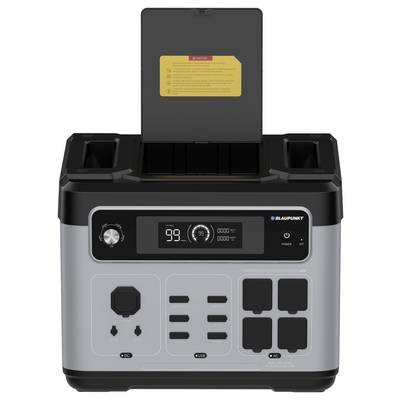 Tragbare Stromstation mit eingeklapptem Solarpanel auf der Oberseite, digitales Display, AC- und DC-Anschlüsse, USB-Anschlüsse und Netzschalter auf der Vorderseite.