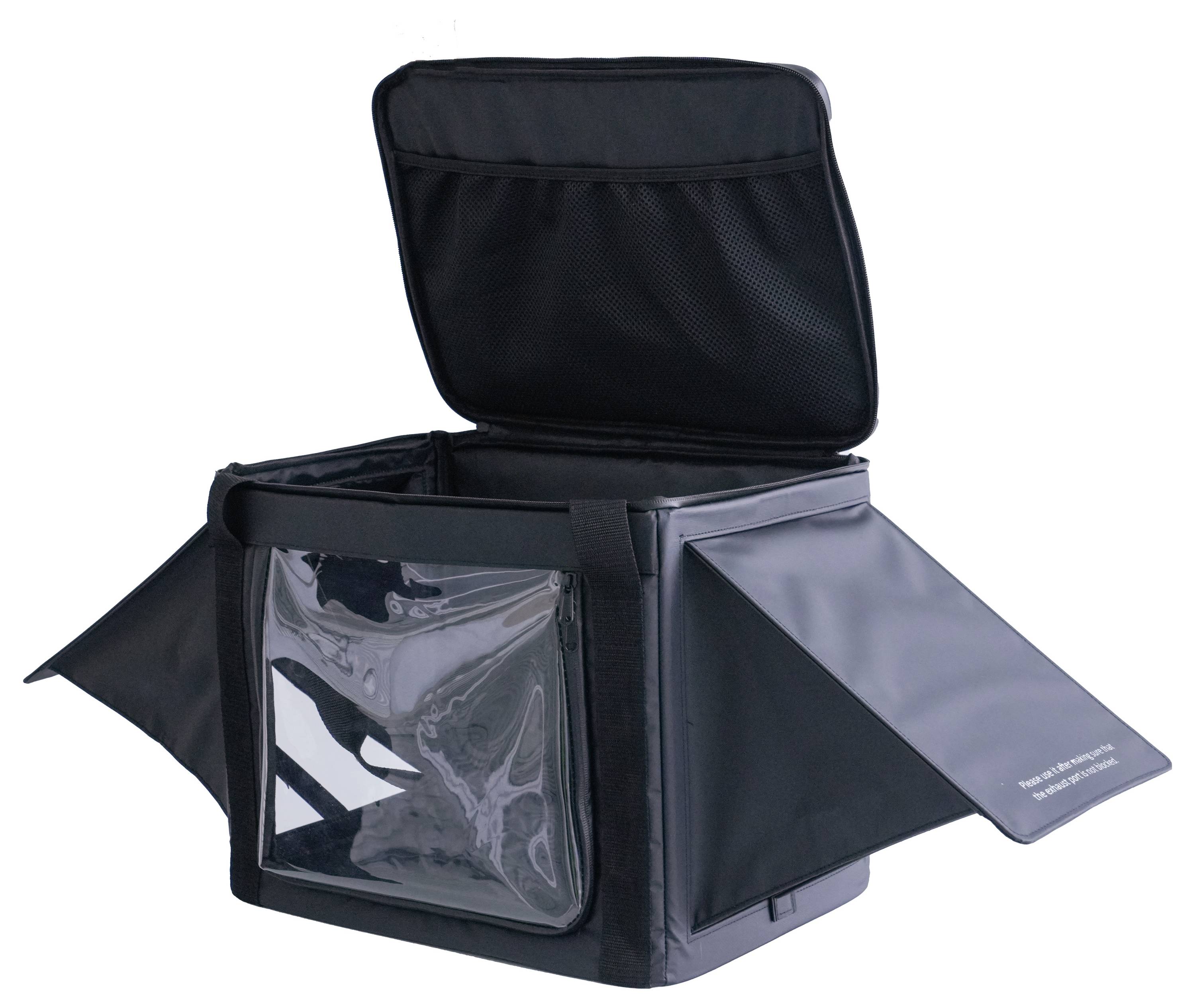 Schwarze isolierte Liefertasche mit offenem Deckel und Seitenklappen, die eine transparente Vordertasche und kompakte Würfelform auf weißem Hintergrund zeigt.