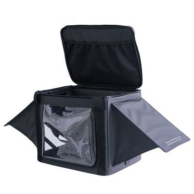 Schwarze isolierte Liefertasche mit offenem Deckel und Seitenklappen, die eine transparente Vordertasche und kompakte Würfelform auf weißem Hintergrund zeigt.
