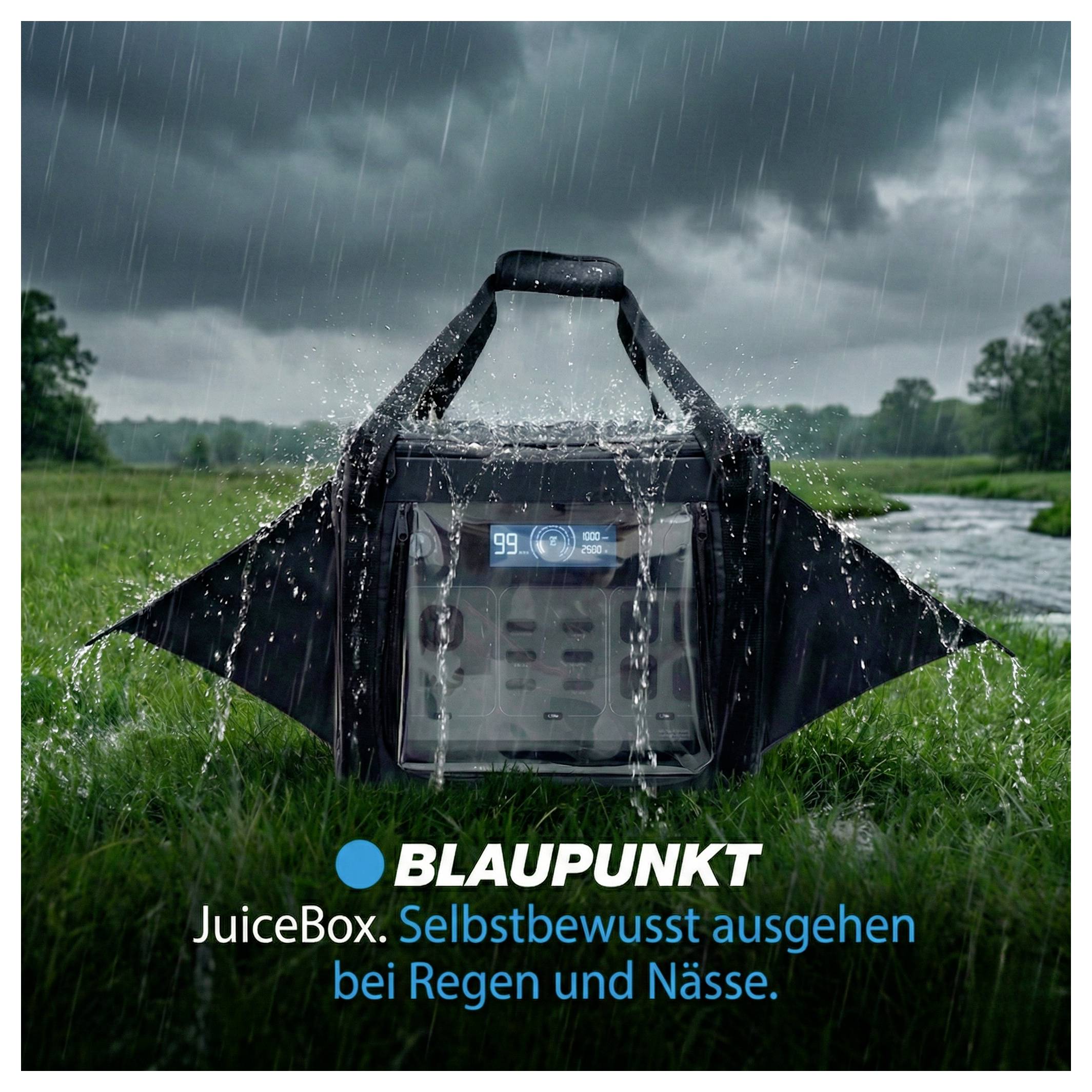 Blaue Blaupunkt-JuiceBox-Ladestation im Regen mit Schutzhaube; Werbung mit Text 'Selbstbewusst ausgehen bei Regen und Nässe.'<br>