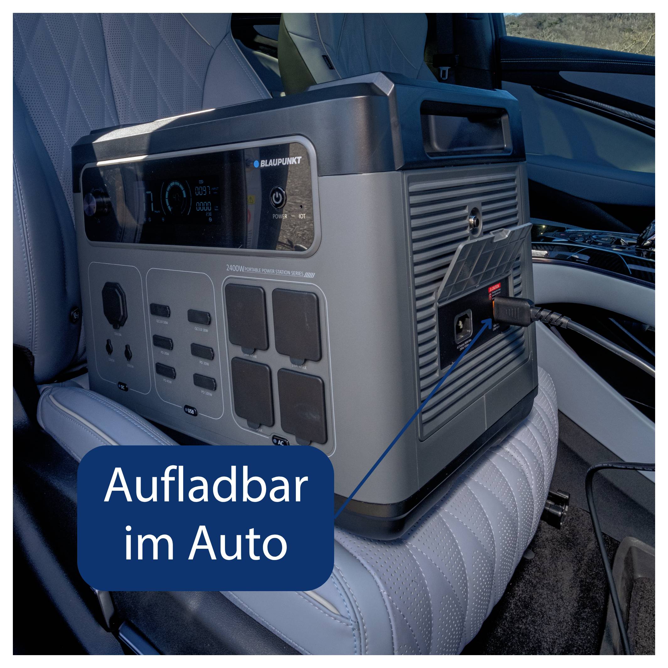 Tragbare Bluetti-Powerstation auf dem Autositz, per Kabel im Fahrzeug geladen; Text: 'Aufladbar im Auto'.
