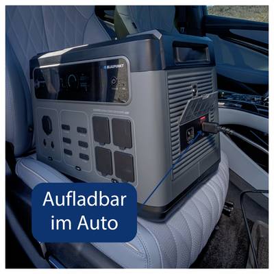 Tragbare Bluetti-Powerstation auf dem Autositz, per Kabel im Fahrzeug geladen; Text: 'Aufladbar im Auto'.