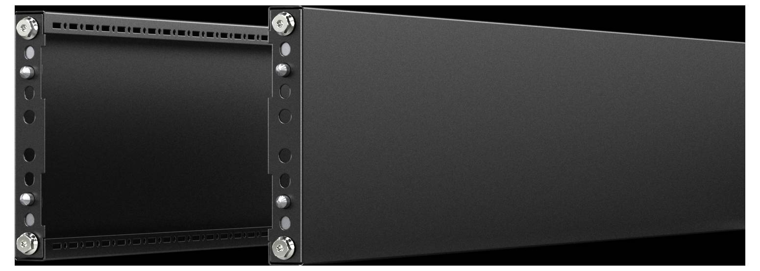 Ein langer, rechteckiger, schwarzer Rackeinbau-Patchpanel, teilweise in Profilansicht gezeigt, mit Fokus auf seiner glatten, metallfarbenen Oberfläche und Befestigungslöchern.
