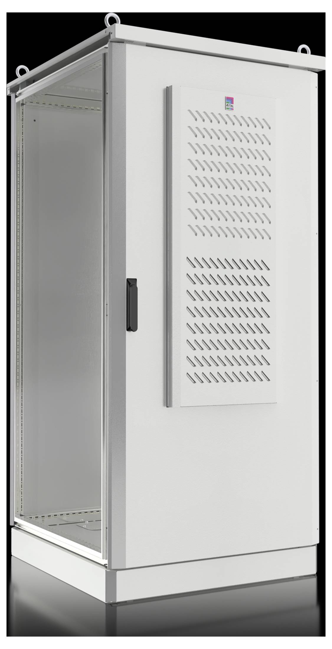 Ein hoher, rechteckiger weißer Elektroschrank mit gelochtem Frontpanel zur Belüftung, der auf einer reflektierenden Oberfläche steht.