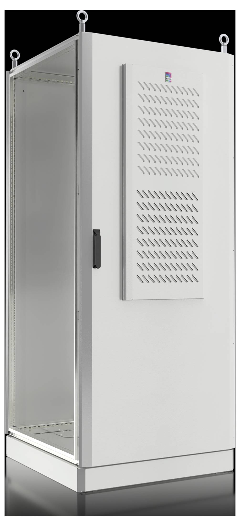 Ein hoher, weißer Datensserver-Schrank mit einer belüfteten Frontplatte, der sich auf einer schwarzen Oberfläche spiegelt und für die Unterbringung elektronischer Geräte konzipiert ist.