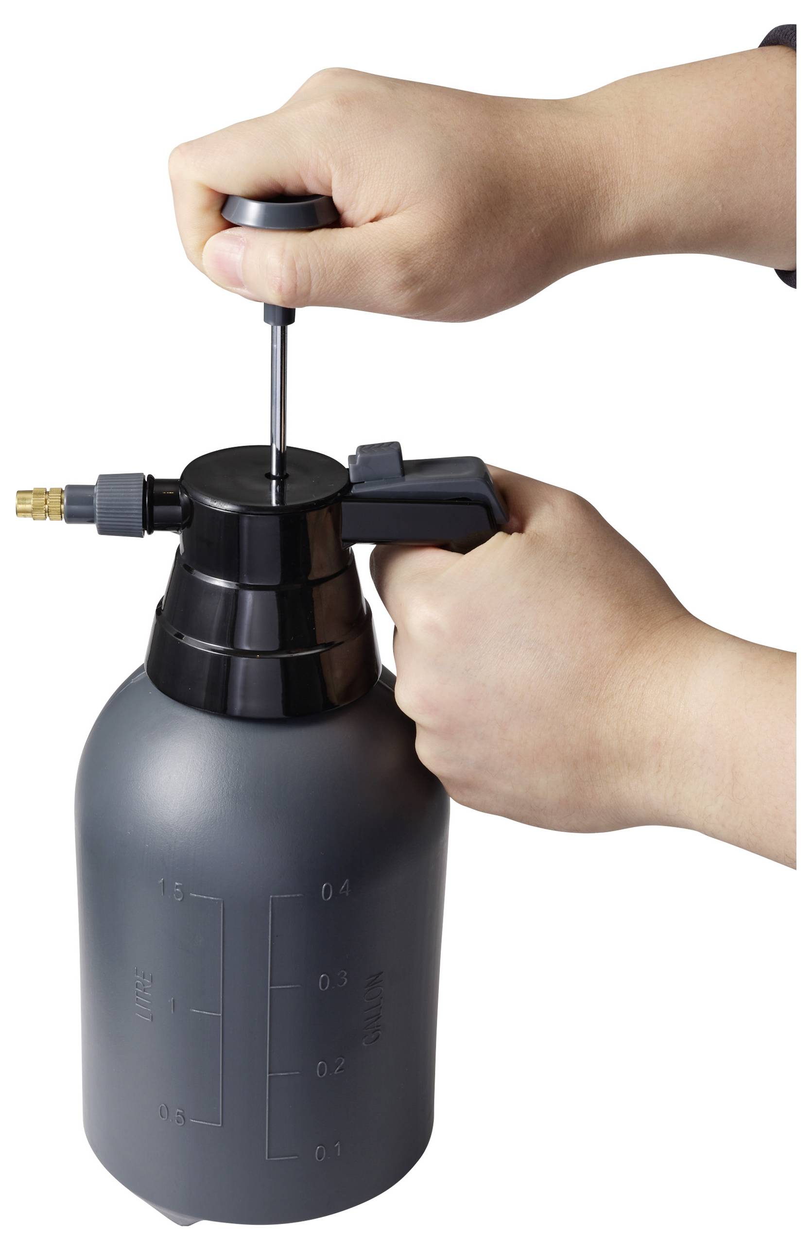 Hände primen eine Drucksprühflasche, indem sie die Düse nach unten drücken, was die Vorbereitung zum Sprühen veranschaulicht.
