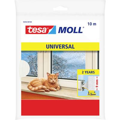 Ein Produktpaket mit Wetterscutzband für Fenster, gekennzeichnet mit „Tesa Moll Universal". Eine orange Katze liegt neben einem Fenster mit Regen draußen.