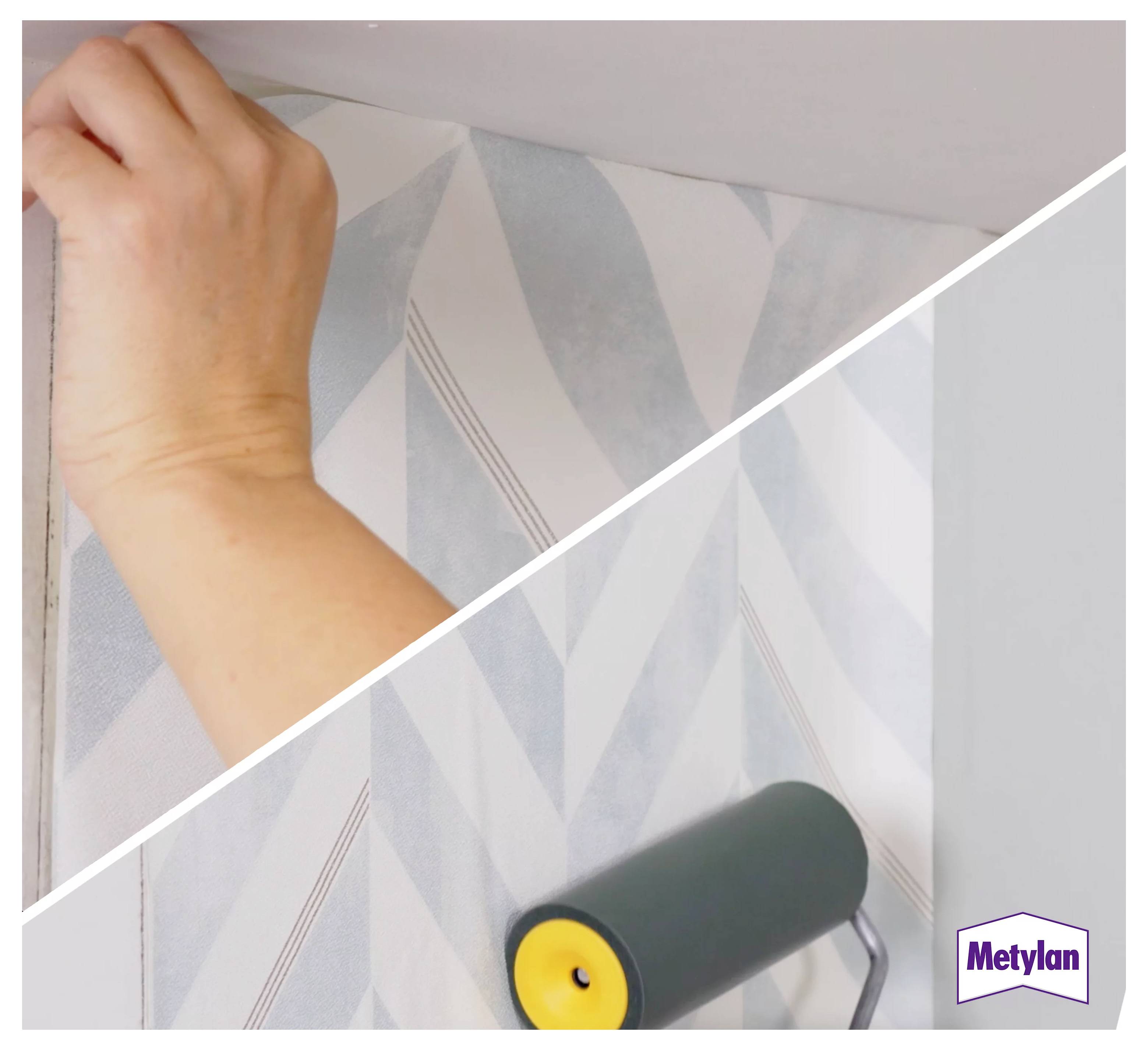 Eine Person tapeziert gemusterte Tapeten mit einer Rolle. Das Metylan-Logo ist in der unteren rechten Ecke zu sehen.