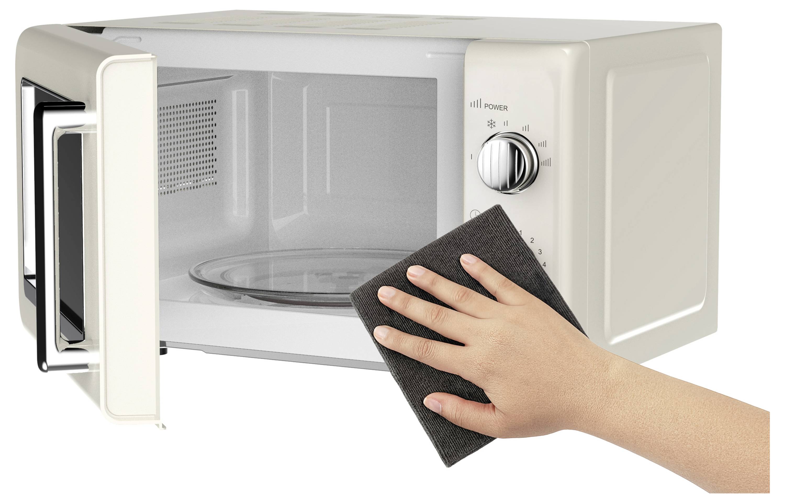 Eine Person verwendet einen Schwamm, um das Innere eines Mikrowellenofens bei geöffneter Tür zu reinigen.