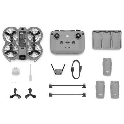 Ein kompaktes Drohnen-Set bestehend aus einer kleinen Drohne, Fernbedienung, zwei Akkus, Propellern, einem Ladehub und Anschlüssen vor weißem Hintergrund.