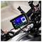 Ein Motorrad-Armaturenbrett zeigt ein GPS-Gerät mit einer Musikplayer-Oberfläche, auf der der Song ‚Come In' von der Band ‚AC/DC' abgespielt wird.