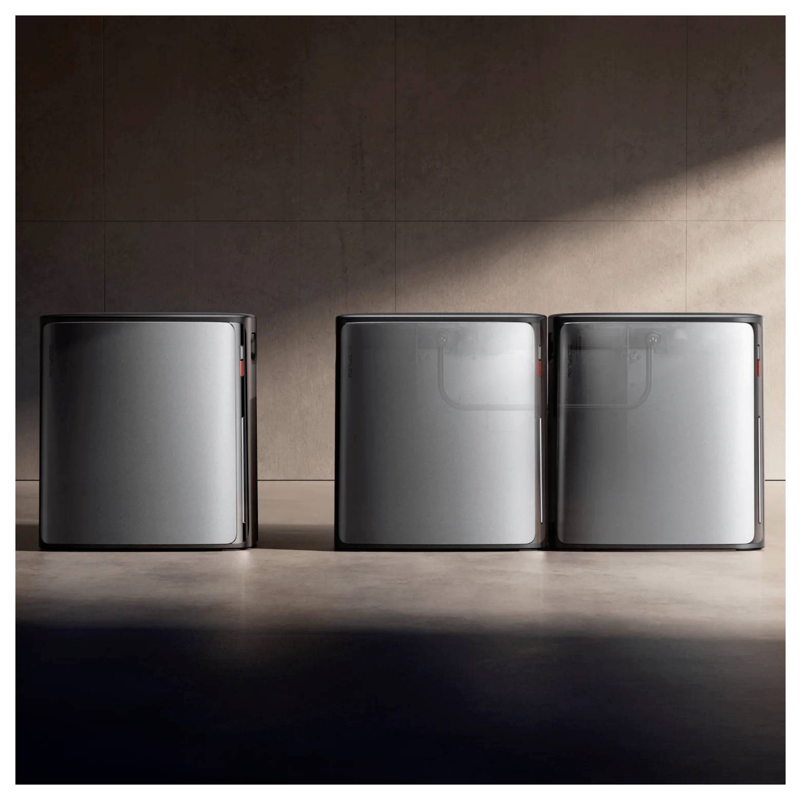 Drei schlanke, moderne metallische Lagereinheiten, nebeneinander ausgerichtet in einem dämmrigen Raum mit einem Schatten, der über den Boden fällt.