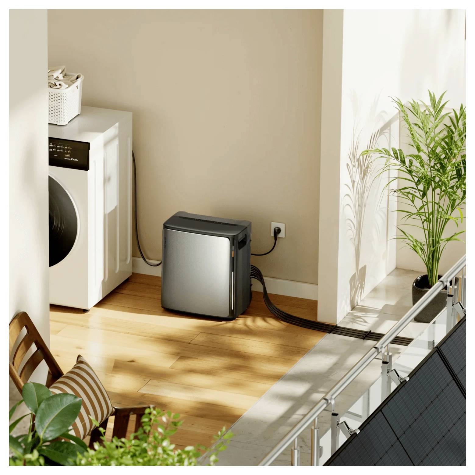 Ein kompakter grauer Apparat, der in einem Waschraum in die Wand eingesteckt ist, neben einer Waschmaschine, während Sonnenlicht durch ein Fenster hereinströmt.