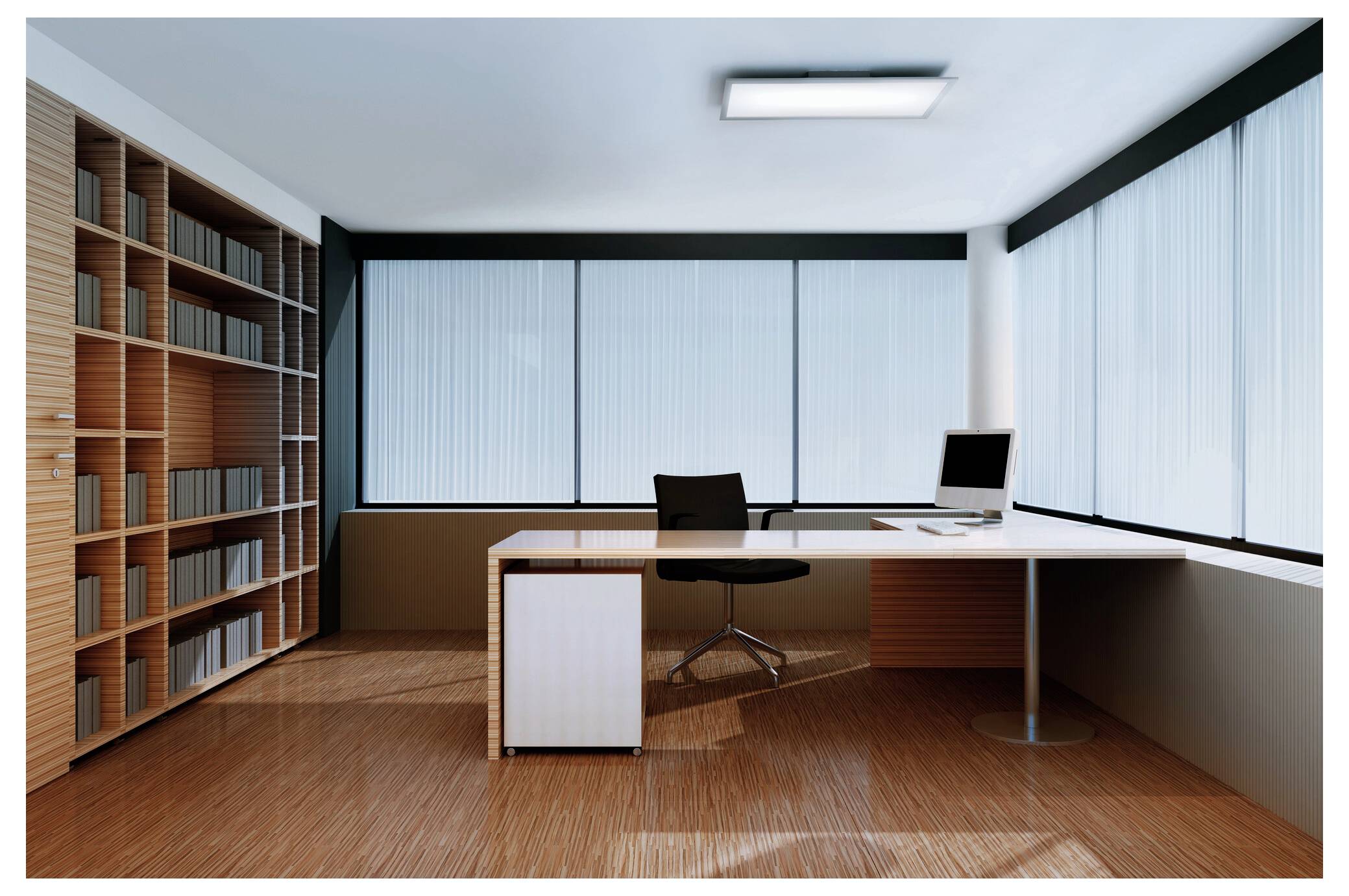 Modernes Büro mit großen Fenstern und einem Holzboden. Ausgestattet mit einem Schreibtisch mit Computer, Stuhl und Bücherregalen an der linken Wand.